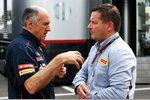 Foto zur News: Franz Tost mit Pirelli-Sportchef Paul Hembery
