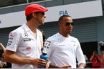 Foto zur News: Jenson Button (McLaren) und Lewis Hamilton (Mercedes)