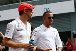 Foto zur News: Jenson Button (McLaren) und Lewis Hamilton (Mercedes)