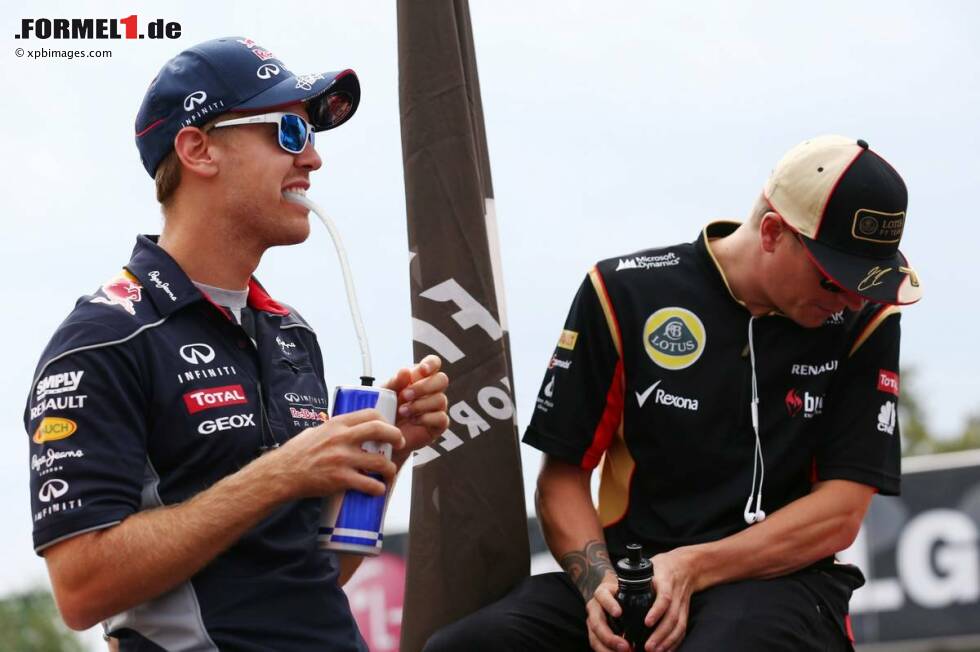 Foto zur News: Sebastian Vettel (Red Bull) und Kimi Räikkönen (Lotus)