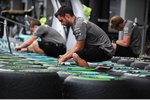 Foto zur News: Mercedes-Mechaniker bereiten die Pirelli-Reifen vor