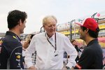 Foto zur News: Mark Webber (Red Bull), Ron Walker und Daniel Ricciardo (Toro Rosso)