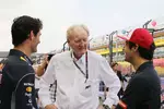 Foto zur News: Mark Webber (Red Bull), Ron Walker und Daniel Ricciardo (Toro Rosso)