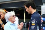 Foto zur News: Bernie Ecclestone und Mark Webber (Red Bull)