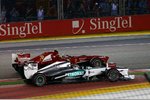 Foto zur News: Lewis Hamilton (Mercedes) und Felipe Massa (Ferrari) im Zweikampf