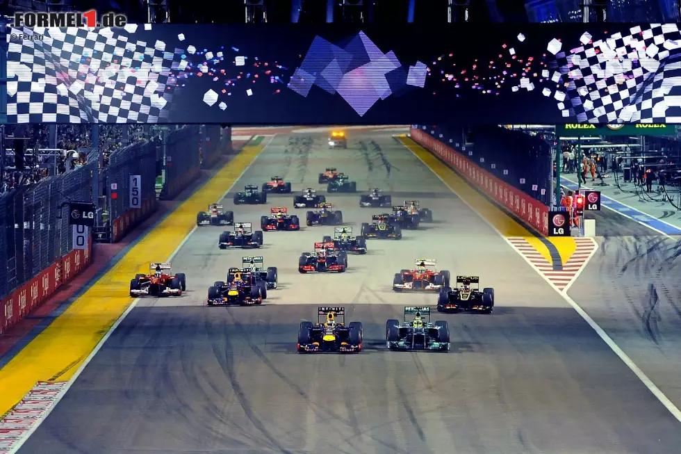 Start: Nico Rosberg (Mercedes) neben Sebastian Vettel (Red Bull), Raketenstart von Fernando Alonso (Ferrari) Foto zur News: Start: Nico Rosberg (Mercedes) neben Sebastian Vettel (Red Bull), Raketenstart von Fernando Alonso (Ferrari)