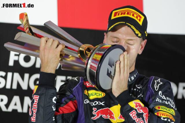 Foto zur News: Sebastian Vettel bei der Siegerehrung in Singapur: Auf dem Podium gab's Pfiffe für den WM-Spitzenreiter.