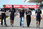 Foto zur News: Sebastian Vettel (Red Bull) beim Trackwalk mit seiner Entourage