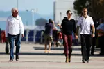 Foto zur News: Die Buttons kommen im Paddock an: Papa John, Jessica Michibata und Jenson