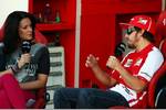 Foto zur News: Fernando Alonso (Ferrari) im Interview mit Tanja Bauer von Sky