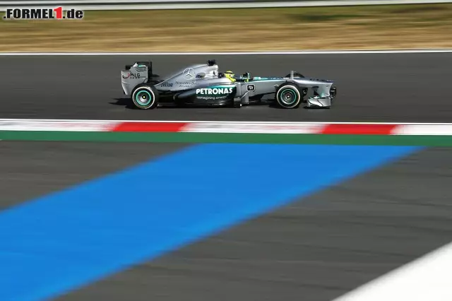 Foto zur News: Teamkollege Nico Rosberg fehlten am Nachmittag auf dem dritten Rang liegend 0,124 Sekunden auf die Bestzeit