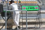 Foto zur News: Lewis Hamilton (Mercedes) wartet