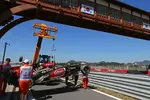 Foto zur News: Kimi Räikkönens Lotus nach dem Unfall am Ende des ersten Trainings