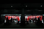Foto zur News: Nachtarbeit in der Ferrari-Box