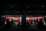 Foto zur News: Nachtarbeit in der Ferrari-Box