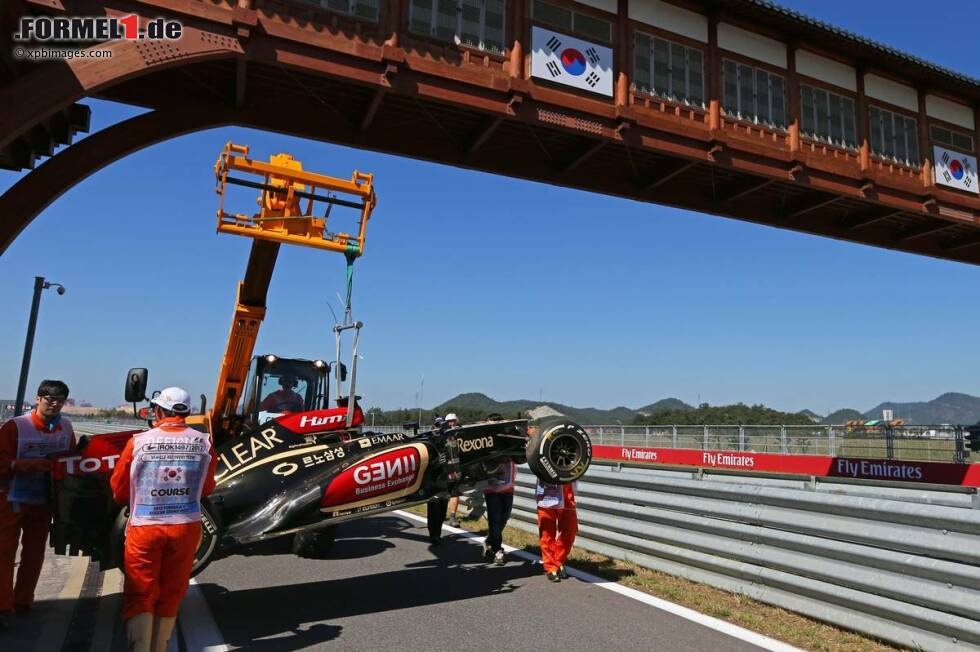 Foto zur News: Kimi Räikkönens Lotus nach dem Unfall am Ende des ersten Trainings