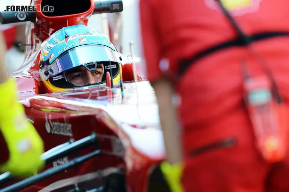 Foto zur News: Dem Spanier dürfte schon klar sein, dass er diesmal wohl nicht nur Vettel, sondern auch Mercedes den Vortritt lassen muss...