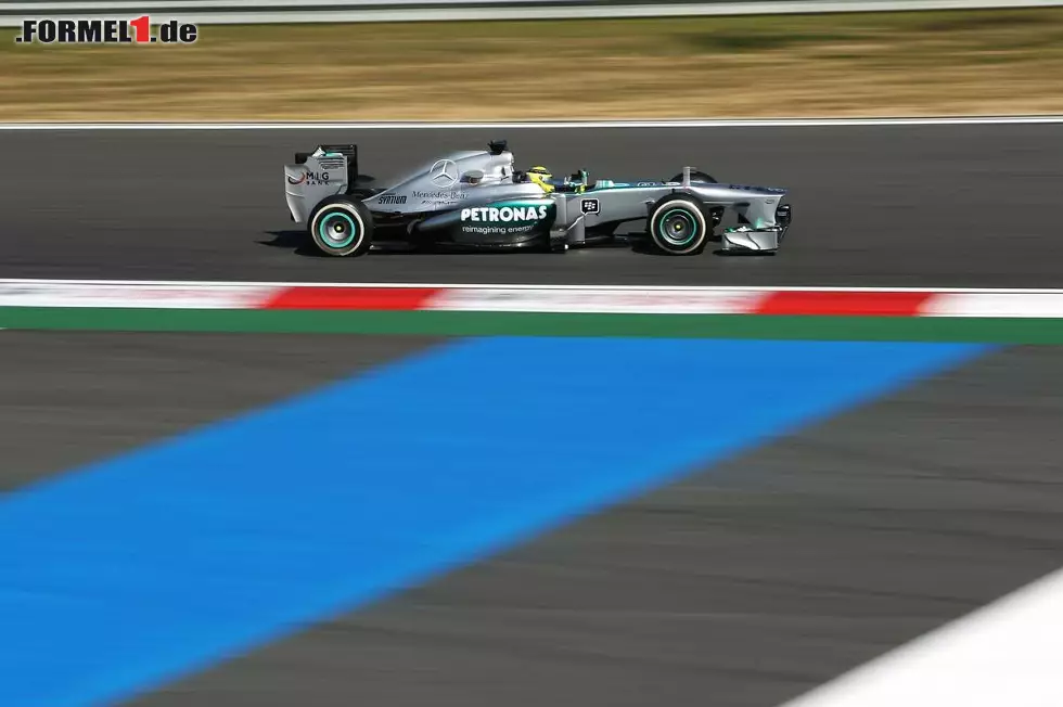 Foto zur News: Teamkollege Nico Rosberg fehlten am Nachmittag auf dem dritten Rang liegend 0,124 Sekunden auf die Bestzeit