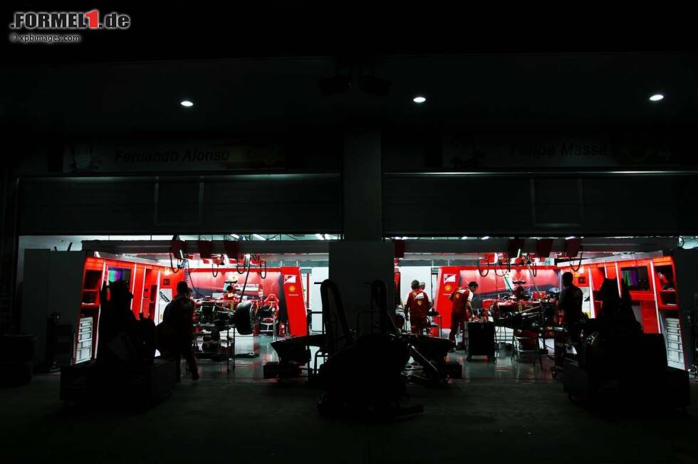 Foto zur News: Nachtarbeit in der Ferrari-Box