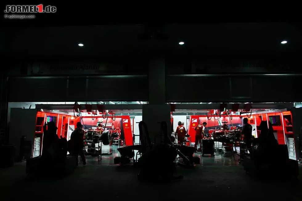 Foto zur News: Nachtarbeit in der Ferrari-Box