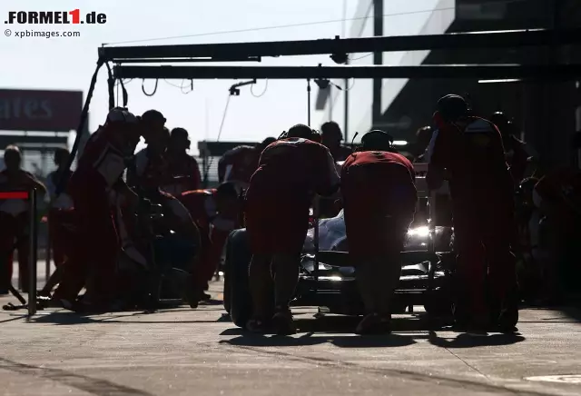 Die Frage ist nun, wie oft wird Ferrari zum Stopp kommen? Kann man die ideale Strategie von zwei Stopps anwenden? Foto zur News: Die Frage ist nun, wie oft wird Ferrari zum Stopp kommen? Kann man die ideale Strategie von zwei Stopps anwenden?