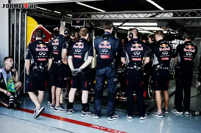 Foto zur News: Was macht den Red Bull nur so schnell? Scheinbar gibt es etwas, das man hier verstecken möchte, oder man macht die Konkurrenz nur noch nervöser?