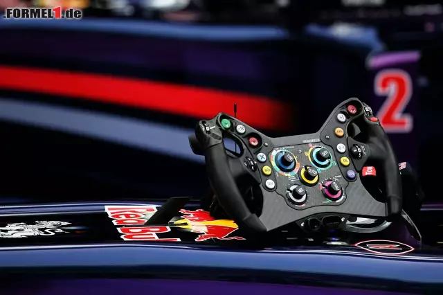 So sieht es aus, das Lenkrad, mit dem der Champion zur Pole-Position raste und die 108. für Renault erzielte (Rekord von Ferrari egalisiert) Foto zur News: So sieht es aus, das Lenkrad, mit dem der Champion zur Pole-Position raste und die 108. für Renault erzielte (Rekord von Ferrari egalisiert)