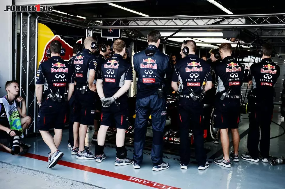 Foto zur News: Was macht den Red Bull nur so schnell? Scheinbar gibt es etwas, das man hier verstecken möchte, oder man macht die Konkurrenz nur noch nervöser?