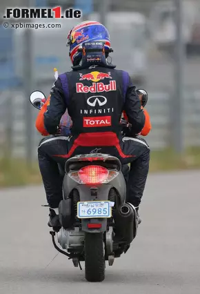 Mark Webber musste auf dem Weg zurück an die Box mit ein paar PS weniger Vorlieb nehmen Foto zur News: Mark Webber musste auf dem Weg zurück an die Box mit ein paar PS weniger Vorlieb nehmen