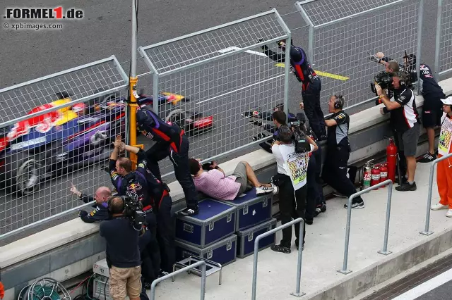 Doch auch das Mercedes-Auto konnte den Champion nicht einbremsen, der zur Begeisterung seines Teams die Ziellinie als Erster überquerte... Foto zur News: Doch auch das Mercedes-Auto konnte den Champion nicht einbremsen, der zur Begeisterung seines Teams die Ziellinie als Erster überquerte...