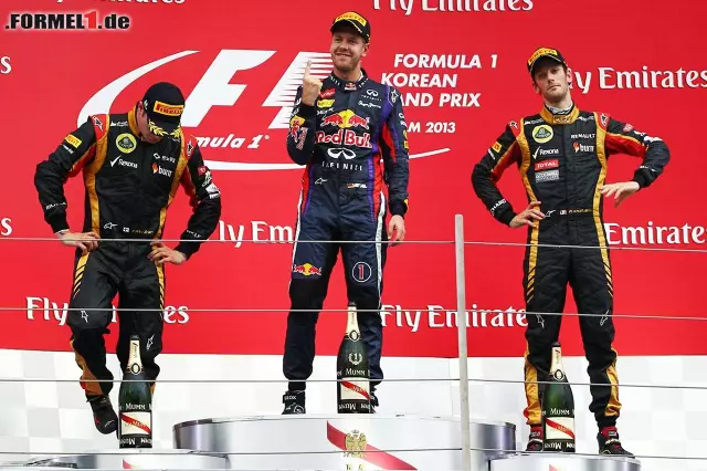 Foto zur News: Eine Körpersprache, die Bände spricht: Vettel ist der überlegene Champion, an dem sich die Lotus-Piloten die Zähne ausbeißen!