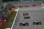 Foto zur News: Sergio Perez (McLaren) und Lewis Hamilton (Mercedes)