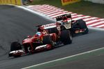 Foto zur News: Fernando Alonso (Ferrari) vor Kimi Räikkönen (Lotus)