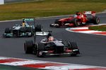 Foto zur News: Nico Hülkenberg (Sauber) vor  Lewis Hamilton (Mercedes)