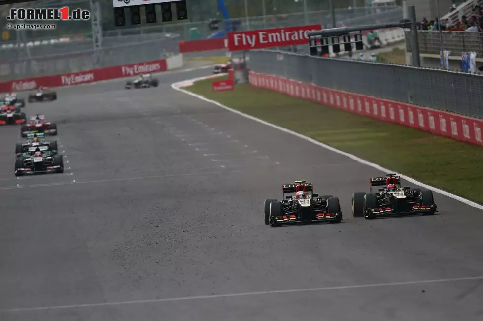 Foto zur News: Nach einem harten Duell, bei dem Grosjean Teamkollege Räikkönen nach einem Patzer vorbeiziehen lassen musste...