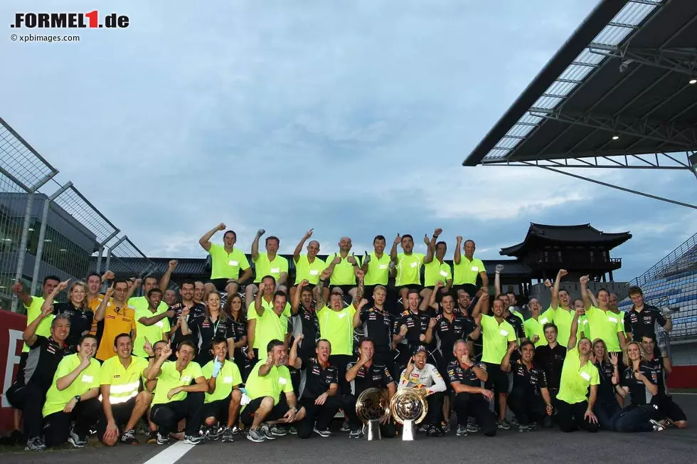Foto zur News: Und auch das große Siegerbild durfte da nicht fehlen, denn auch das Team hat einen großen Anteil am Erfolg