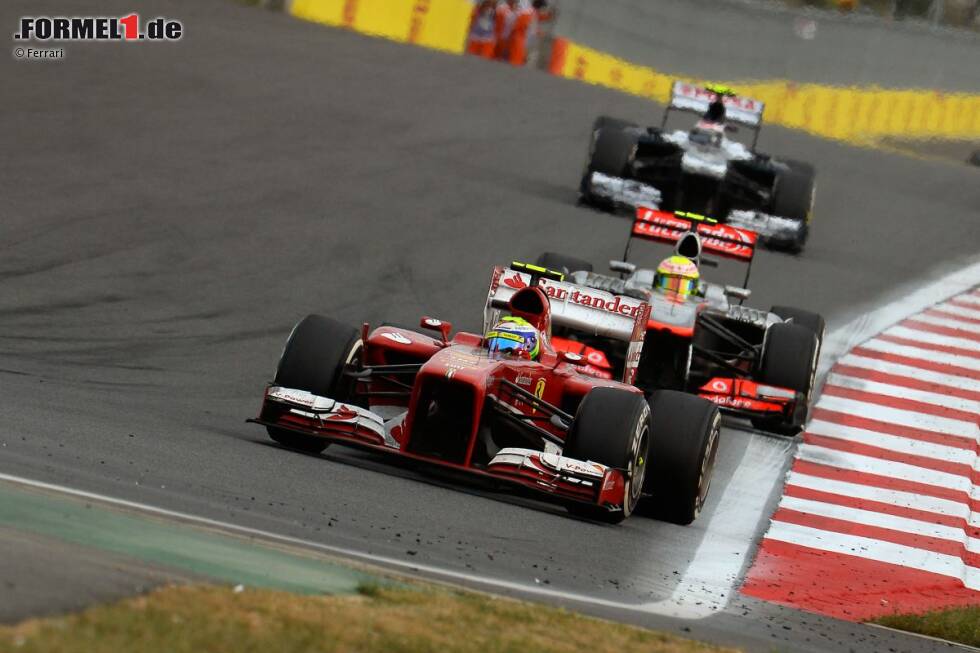 Foto zur News: Felipe Massa (Ferrari) vor Sergio Perez (McLaren)