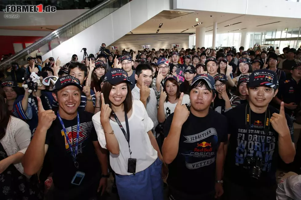 Foto zur News: Den Vettel-Finger beherrschen auch die Fans in Japan