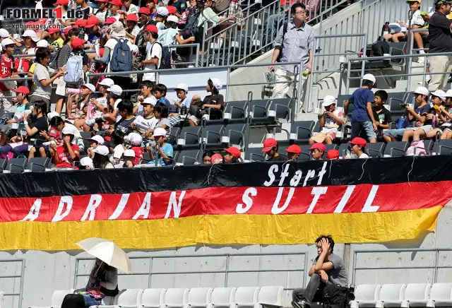 Selbst Adrian Sutil hat in Fernost eine eigene Fankolonie nebst üppigem Transparent. Foto zur News: Selbst Adrian Sutil hat in Fernost eine eigene Fankolonie nebst üppigem Transparent.