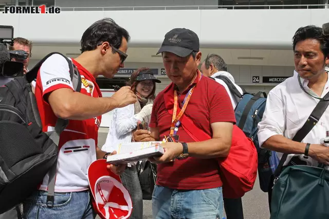 Auch Felipe Massa schwingt fleißig den Filzstift. Foto zur News: Auch Felipe Massa schwingt fleißig den Filzstift.