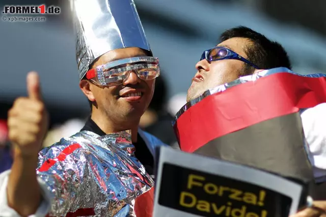Daumen hoch für Davide Valsecchi: Vielleicht hat dieser junge Mann hinter dem Grillrost noch nicht bemerkt, dass der Italiener zum Zuschauen verdammt ist. Foto zur News: Daumen hoch für Davide Valsecchi: Vielleicht hat dieser junge Mann hinter dem Grillrost noch nicht bemerkt, dass der Italiener zum Zuschauen verdammt ist.