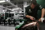 Foto zur News: Ein Caterham-Mechaniker bei der Arbeit