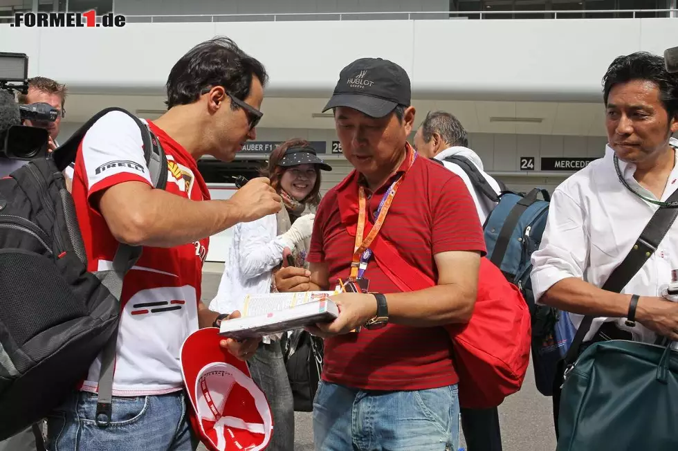 Foto zur News: Auch Felipe Massa schwingt fleißig den Filzstift.