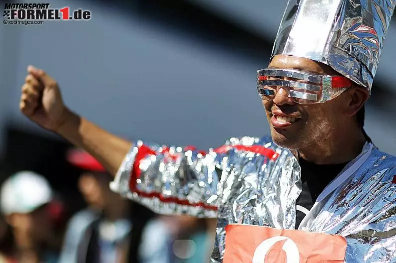 Foto zur News: Hält er doch zu McLaren? Egal, bei Agent Alufolie ist gute Sake-Stimmung angesagt!