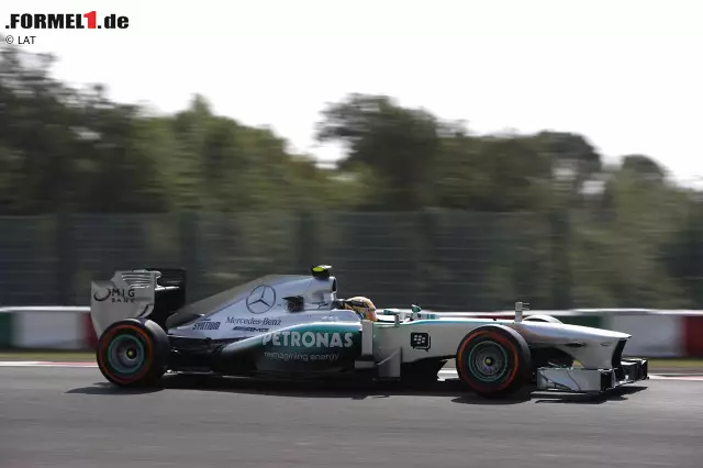 Hamilton hatte bei stürmischen Bedingungen in Japan ein Händchen für Setup und Kurvenlage. Foto zur News: Hamilton hatte bei stürmischen Bedingungen in Japan ein Händchen für Setup und Kurvenlage.