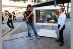 Foto zur News: Mark Webber (Red Bull) analysiert seine Pole-Runde mit Johnny Herbert