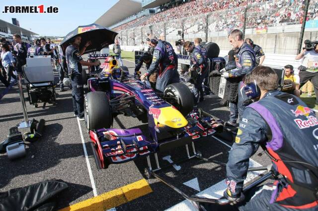 Foto zur News: Vor dem Start dominierten zwei Fragen: Verbockt Webber wieder den Start? Und: Geht Vettels KERS kaputt?