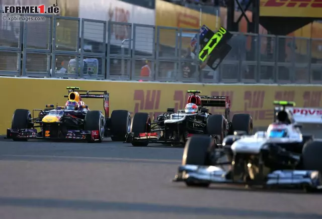 Für den erhofften Sieg sollte es mit Dreistoppstrategie nicht mehr reichen, aber immerhin überholte Webber in der vorletzten Runde noch Grosjean. Auch dank Mithilfe von überrundeten Fahrzeugen. Foto zur News: Für den erhofften Sieg sollte es mit Dreistoppstrategie nicht mehr reichen, aber immerhin überholte Webber in der vorletzten Runde noch Grosjean. Auch dank Mithilfe von überrundeten Fahrzeugen.