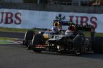 Foto zur News: Romain Grosjean (Lotus) und Sebastian Vettel (Red Bull)