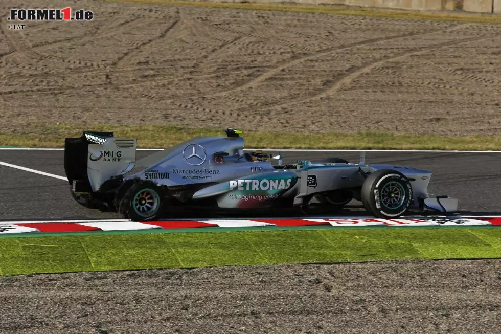 Foto zur News: Lewis Hamilton (Mercedes) humpelt mit defektem Hinterrad um den Kurs